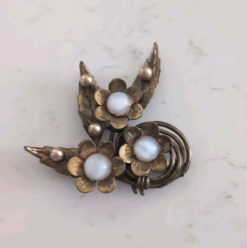 Vintage Gold Tone Floral Brooch Milk Glass Cabochon Faux Pearl Mid Century - Picture 1 of 6